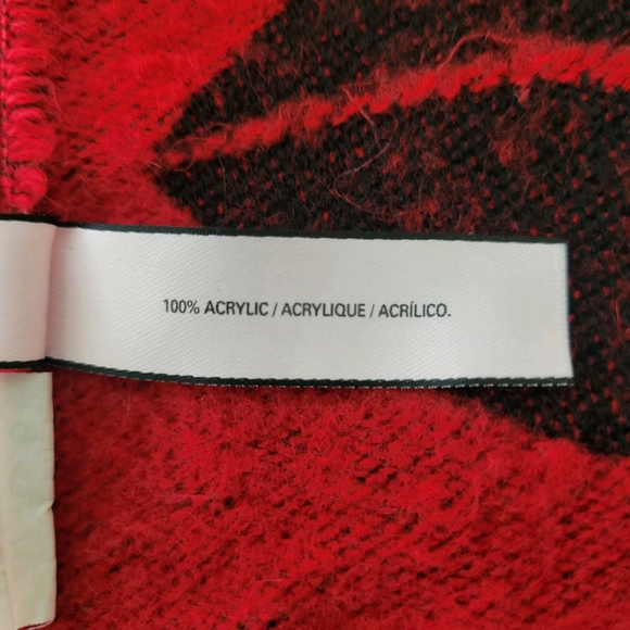 Victoria Secret Lips Print Throw Scarf Red Black 51" x 58" Excellent Condition - Picture 7 of 8